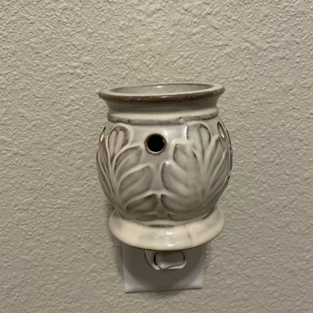 Creamy white wall mount plug in scentsy